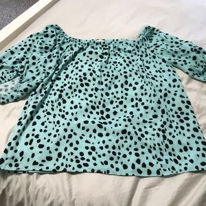 Fun blouse, never worn! 💚🖤